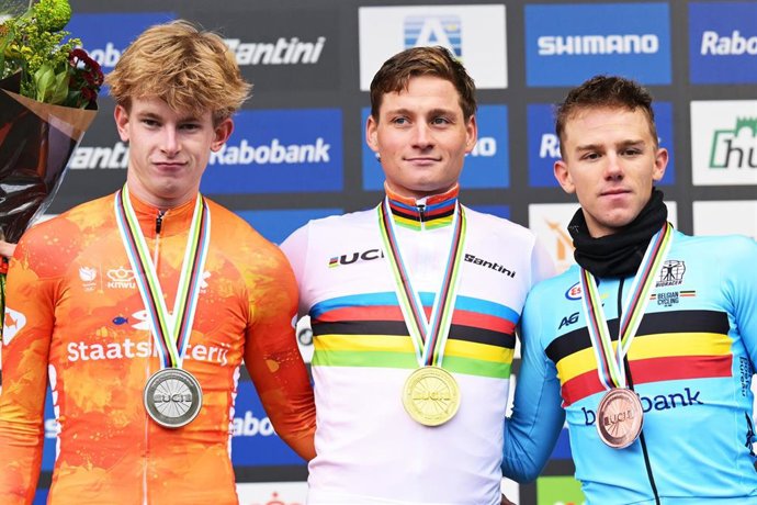 Tibor Del Grosso, Mathieu van der Poel y Thibau Nys en el podio del Mundial de ciclocross
