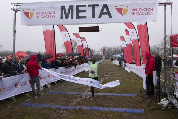 La atleta Charity Cherop gana la categoría Absoluta Femenina 9000 m.