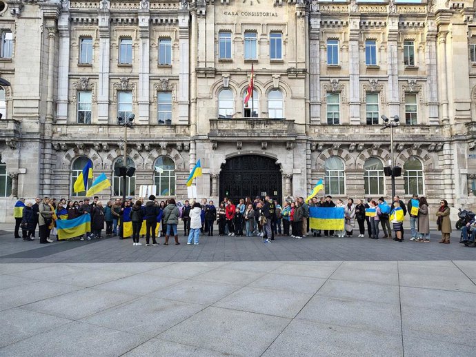 Medio centenar de personas recorren Santander en apoyo a Ucrania y en recuerdo de los soldados fallecidos en la guerra