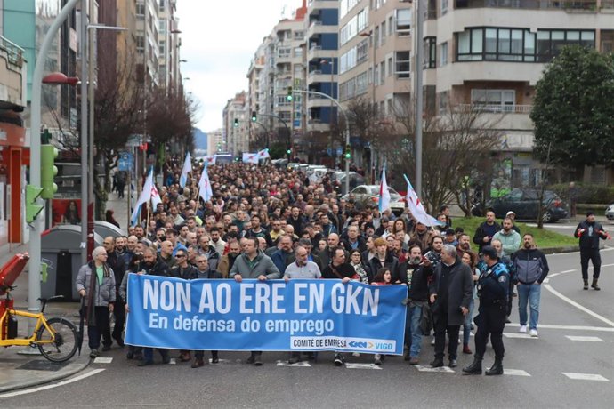 Cientos de trabajadores de GKN se manifiestan contra el ERE que pretende impulsar la empresa, a día 1 de febrero de 2026
