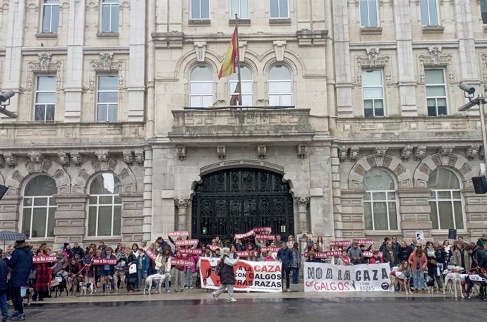 Un centenar de personas denuncia en Santander el "abandono" que sufren los perros de caza