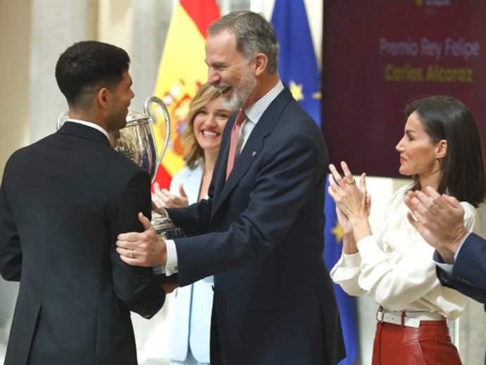Archivo - El tenista Carlos Alcaraz recibe el Premio Rey Felipe al mejor deportista español del año durante la entrega de los Premios Nacionales del Deporte 2022 en el Palacio Real El Pardo, a 04 de abril de 2024, en Madrid (España).