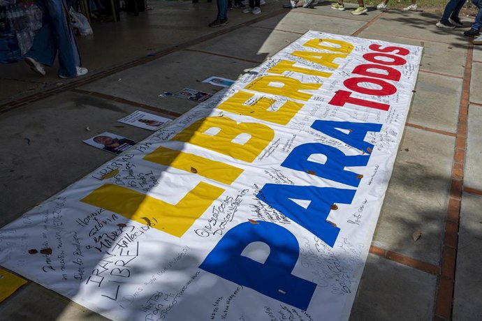Pancarta en la que se pide la liberación de los presos políticos en Venezuela
