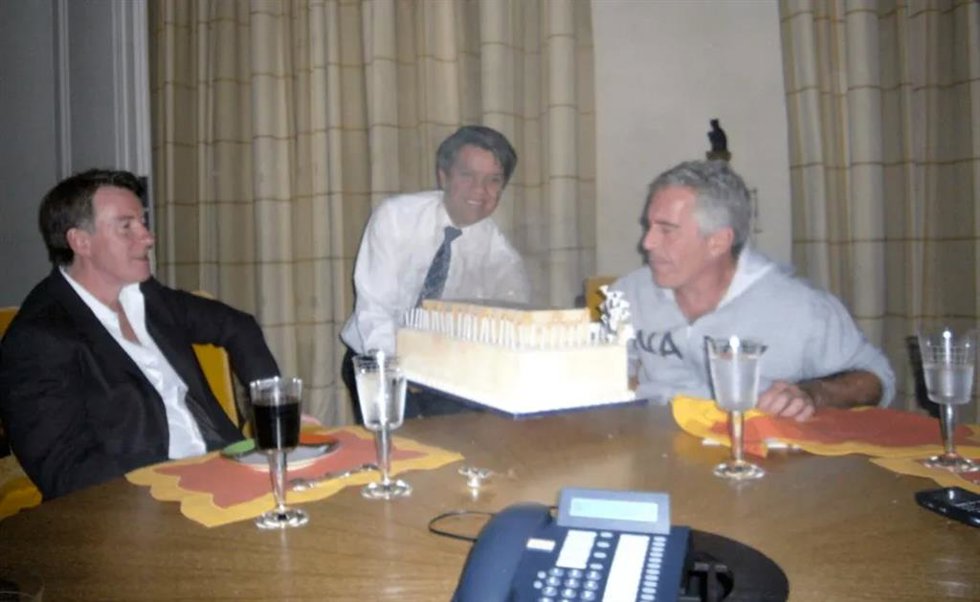 Archivo - El exembajador de Reino Unido en Estados Unidos Peter Mandelson (izquierda) en una fiesta de cumpleaños junto al delincuente sexual Jeffrey Epstein en una imagen publicada por el Departamento de Justicia de EEUU sin fecha ni lugar
