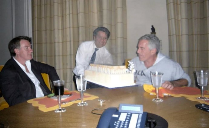 Archivo - December 19, 2025, Unknown, Unknown, Unknown: DATE and LOCATION UNIDENTIFIED.  The Justice Department has released files tied to convicted sex offender Jeffrey Epstein. PETER MANDELSON, left, and JEFFREY EPSTEIN, right, celebrating a birthday.