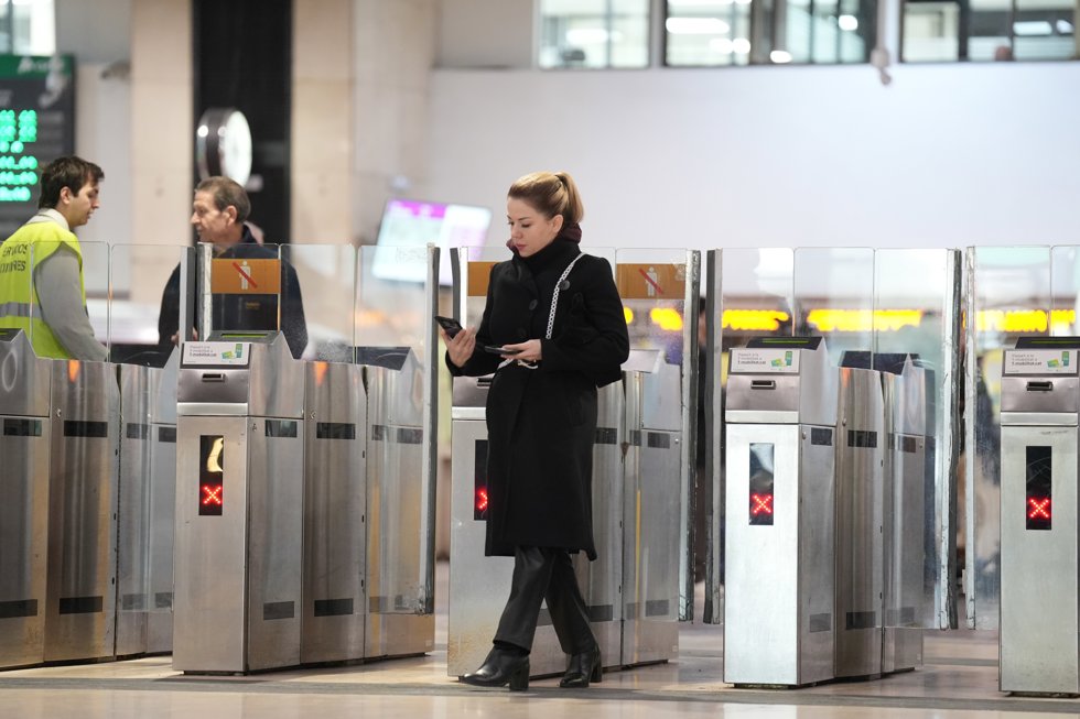 Usuarios de Rodalies en la estación de Sants, a 27 de enero de 2026, en Barcelona, Cataluña (España).
