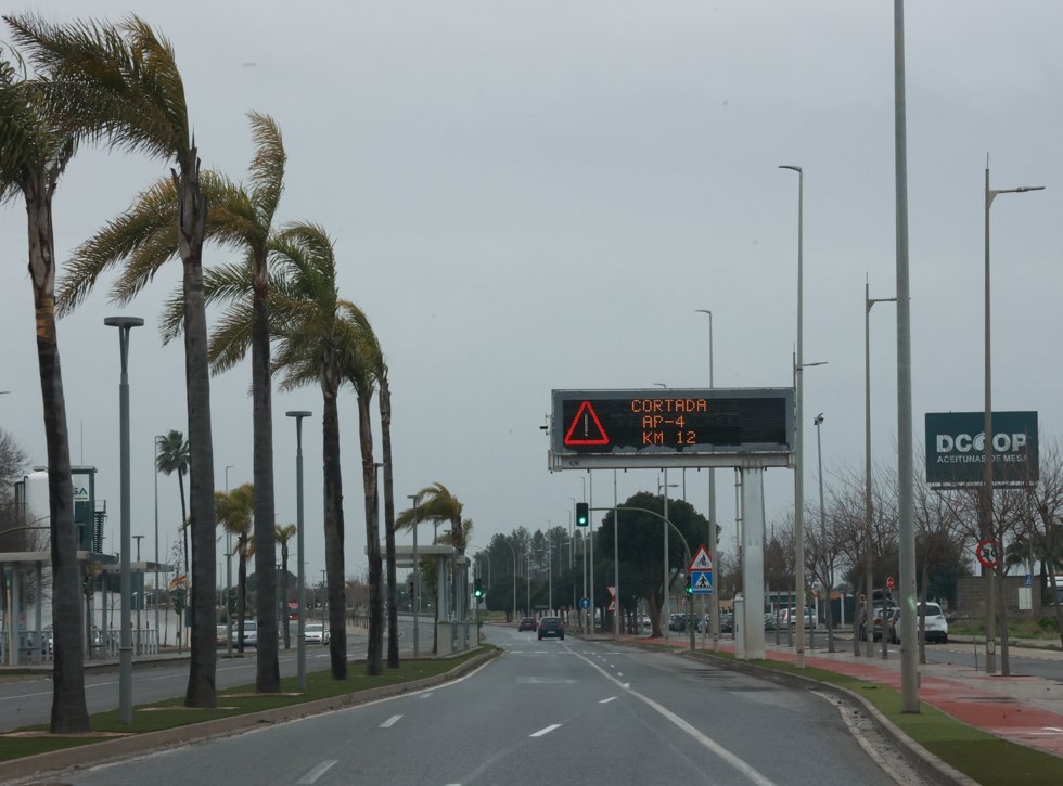 Imagen de los accesos a la AP-4 en Los Palacios y Las Cabezas sentido Cádiz cerrados al tráfico por desprendimientos en la calzada. A 2 de febrero de 2026 en Sevilla, (Andalucía, España).