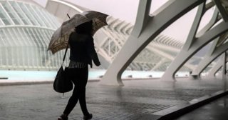 Archivo - Imagen de lluvia y viento en València