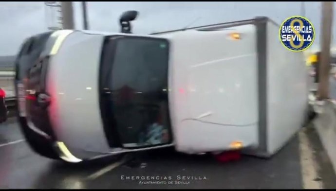 Camión volcado en el Puente del Centenario de Sevilla
