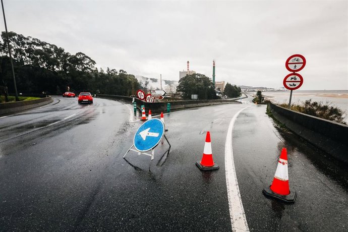 La pleamar y las lluvias obligan a cortar la PO-11 en ambos sentidos