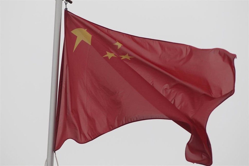 Archivo - Bandera de China en la ciudad rusa de San Petersburgo (archivo)