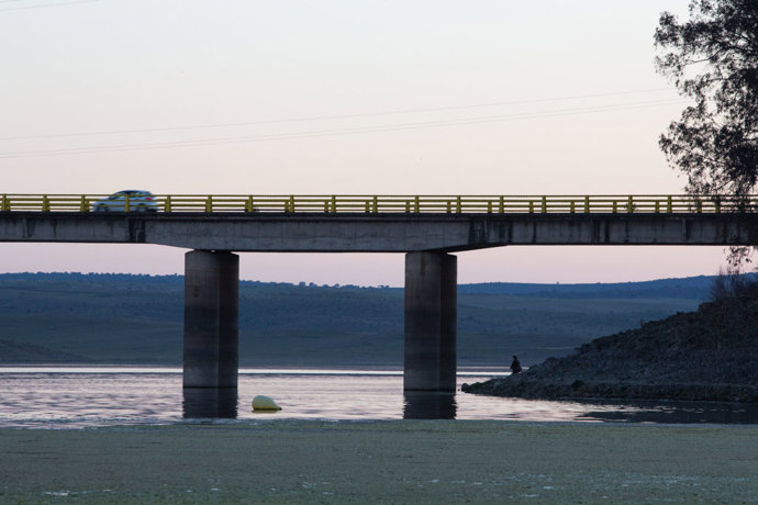 Vista del embalse de La Serena, que ahora apenas alcanza en la actualidad el 15 por ciento de su capacidad de agua embalsada, a 9 de febrero de 2022, en Badajoz, Extremadura (España).