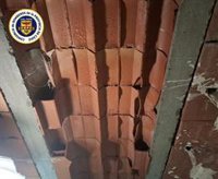 Cae el revestimiento de un techo de escayola en una vivienda en Cádiz sobre la cama donde dormían dos menores