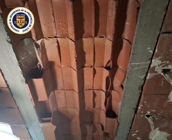 Bovedilla del techo que se ha desprendido en una vivienda en Cádiz.
