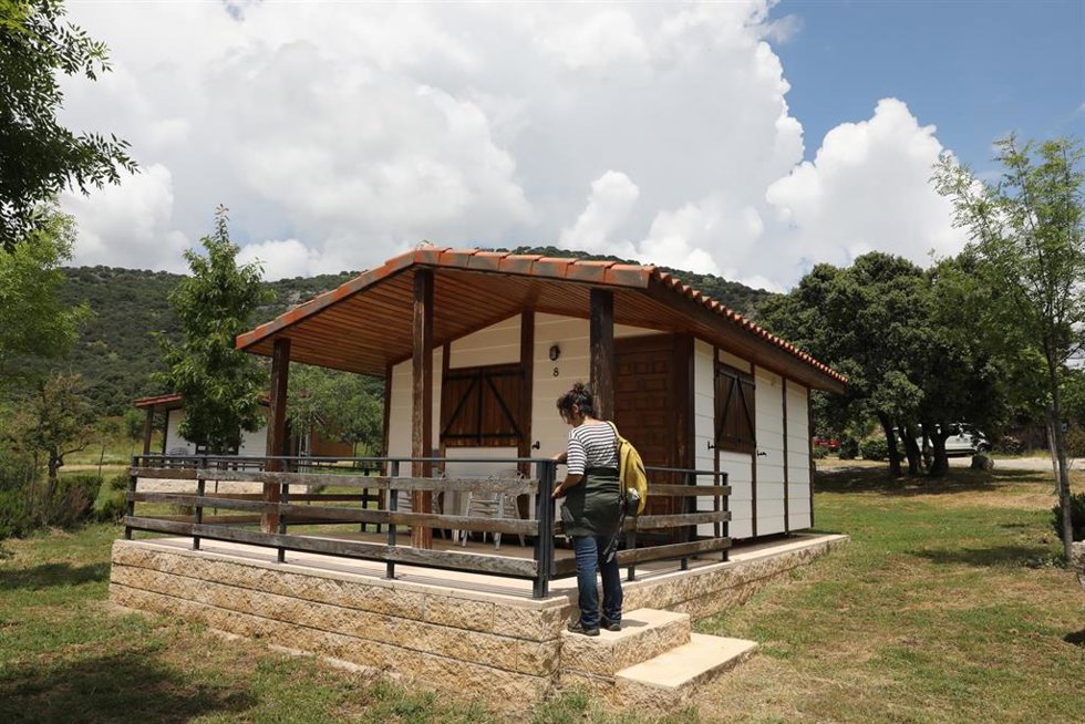 Archivo - Una clienta en un bungalow del Camping Monte Holiday en Gargantilla del Lozoya, en Gargantilla del Lozoya / Madrid (España), a 26 de mayo de 2020.