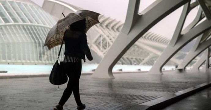 Archivo - Arxiu - Imatge de pluja i vent a València