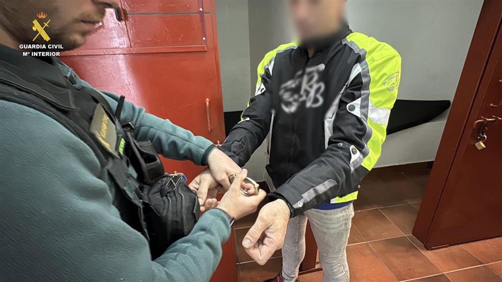 El detenido es esposado por un agente de la Guardia Civil