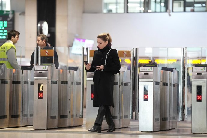 Usuarios de Rodalies en la estación de Sants, a 27 de enero de 2026, en Barcelona, Cataluña (España). Desde este martes, los viajeros de Rodalies de Catalunya pueden acceder a un abono gratuito de 10 desplazamientos válido para todas las zonas del núcleo 