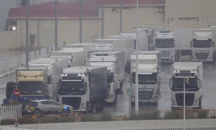 Imagen de camiones parados en los accesos al puerto de Algeciras cerrados tras la cancelación de todas las conexiones marítimas con Ceuta y Tánger debido a las condiciones adversas generadas por la borrasca ‘Joseph’. A 27 de enero de 2026, en Algeciras.