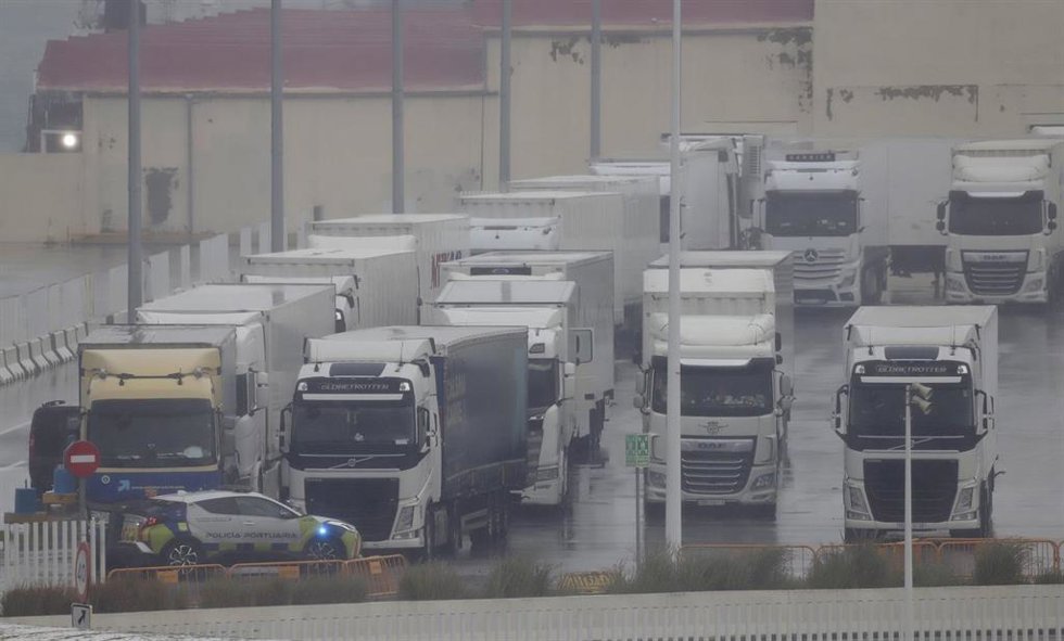 Imagen de camiones parados en los accesos al puerto de Algeciras cerrados tras la cancelación de todas las conexiones marítimas con Ceuta y Tánger debido a las condiciones adversas generadas por la borrasca Joseph. A 27 de enero de 2026, en Algeciras.