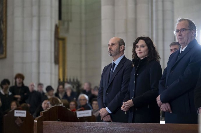 (I-D) El presidente del Senado, Pedro Rollán; la presidenta de la Comunidad de Madrid, Isabel Díaz Ayuso; y el presidente de la Asamblea de Madrid, Enrique Ossorio; durante la misa funeral en memoria de las víctimas del accidente ferroviario de Adamuz (Có