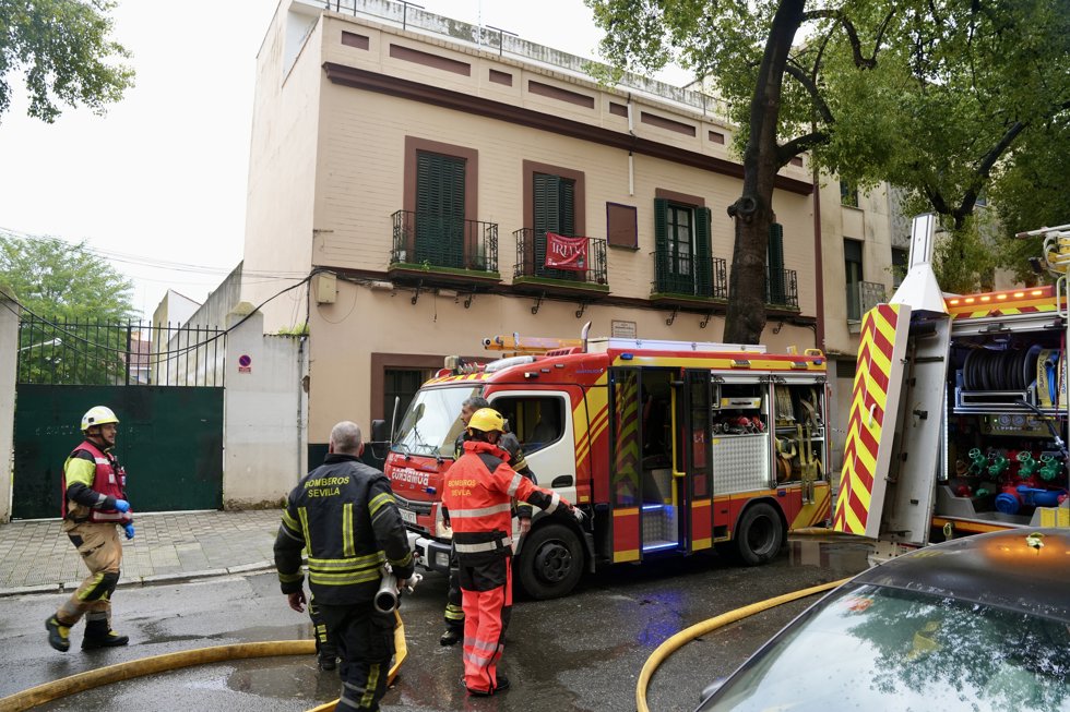 Bomberos intervienen en Sevilla en el incendio de una vivienda de Pagés del Correo