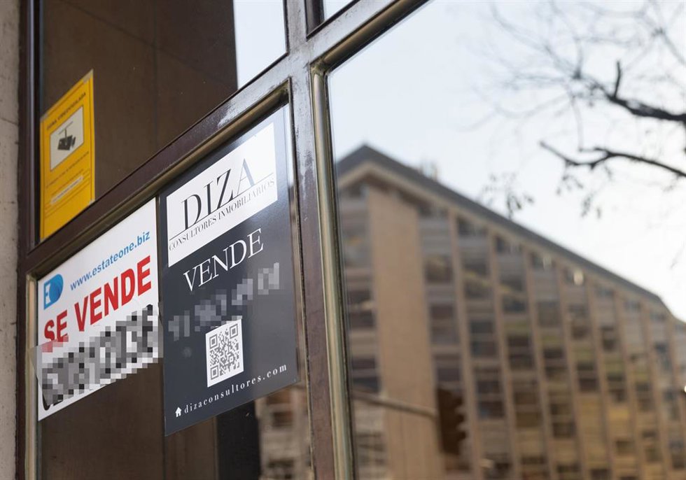 Archivo - Un cartel de 'Se vende' pegado en un portal.