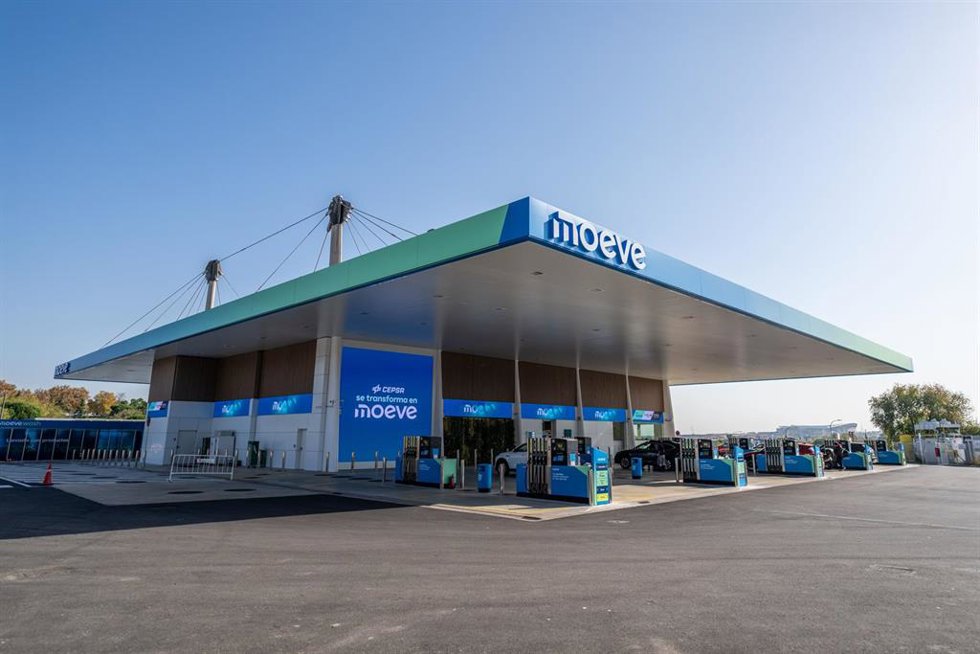 Archivo - Economía.- Moeve impulsa la transformación de sus 1.800 estaciones de servicio para liderar la venta de multienergía