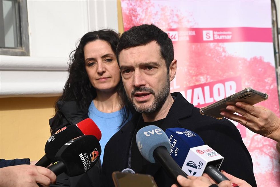 El ministro de Derechos Sociales, Consumo y Agenda 2030, Pablo Bustinduy, acompañado de la candidata a la Presidencia del Gobierno de Aragón por Izquierda Unida-Movimiento Sumar, Marta Abengochea, atiende a los medios para abordar temas de actualidad, a