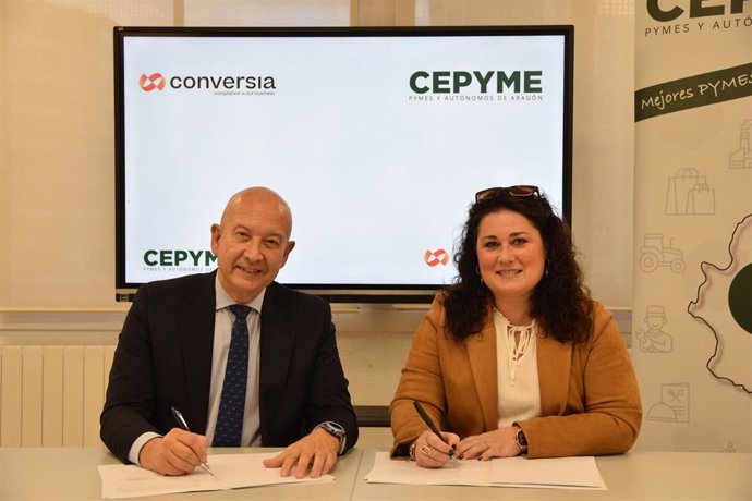 El secretario general de CEPYME Aragón, Carmelo Pérez, y la directora de la Delegación Conversia de Zaragoza, Sofía Rodríguez, en la firma del acuerdo de colaboración.