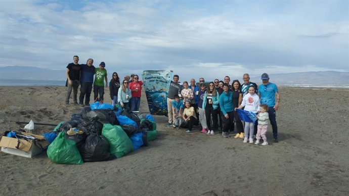 Voluntarios participantes en la limpieza ambiental realizada en el Parque Natural de Cabo de Gata-Níjar (Almería).