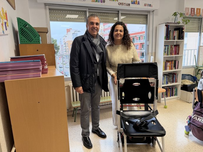 El CEIP Costa i Llobera incorpora una silla salvaescaleras para garantizar la accesibilidad de un alumno