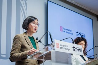 La consellera de Interior, Núria Parlon, presenta las ayudas.