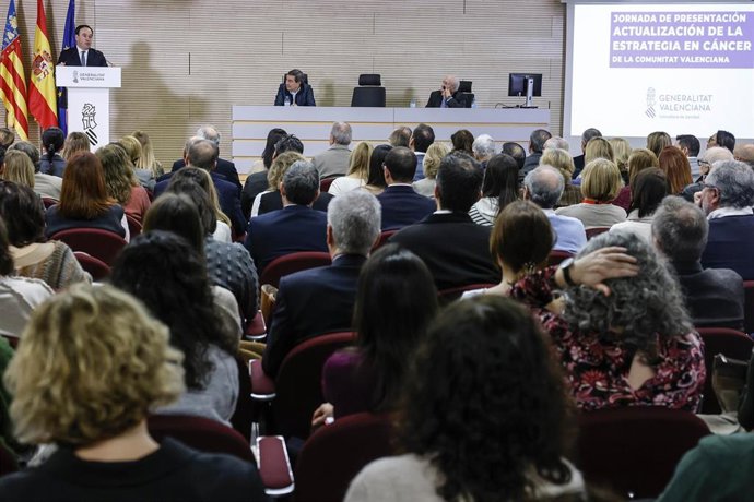 El presidente de la Generalitat valenciana, Juanfran Pérez Llorca, interviene durante la presentación de la Estrategia en Cáncer de la Comunitat Valenciana