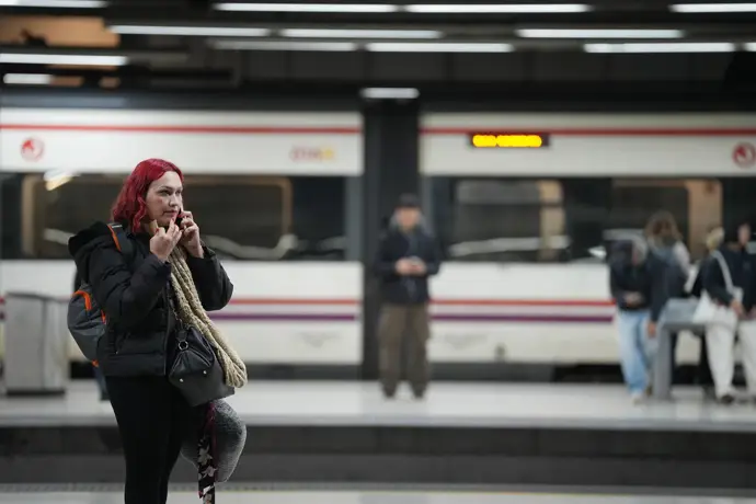 Usuarios de Rodalies en la estación de Sants de Barcelona, en una imagen de archivo.