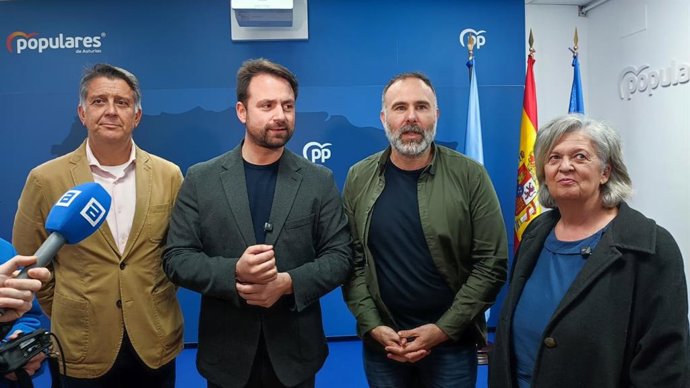 El presidente del PP de Asturias, Álvaro Queipo, junto al diputado Manuel Cifuentes y dos miembros del grupo de trabajo de la ley LGTBI de Asturias, Borja Ibaseta y Ángeles Fal.