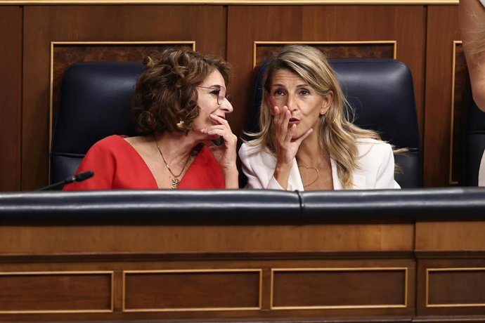 Archivo - La vicepresidenta primera y ministra de Hacienda, María Jesús Montero (i), y la vicepresidenta segunda y ministra de Trabajo y Economía Social, Yolanda Díaz.
