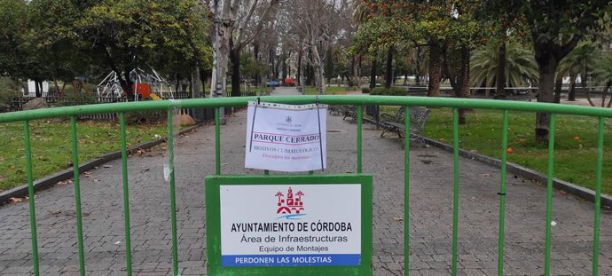 Parque dos Jardins da Agricultura da capital Córdoba fechado devido à tempestade.