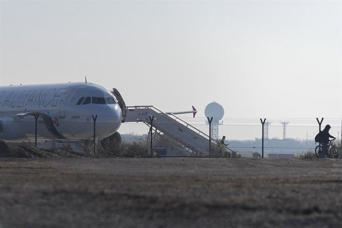 Avión en pista. Imagen de archivo
