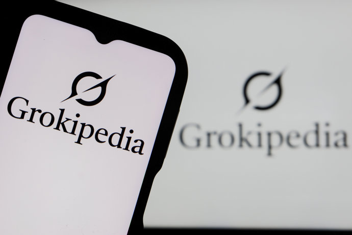 Archivo - October 31, 2025, Bandung, West Java, Indonesia: In this photo illustration, Grokipedia logo is displayed on a smartphone with Grokipedia logo in the background.