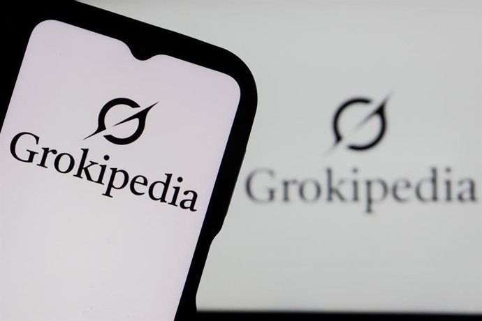 Archivo - Arquivo - 31 de outubro de 2025, Bandung, Java Ocidental, Indonésia: Nesta ilustração fotográfica, o logotipo da Grokipedia é exibido em um smartphone com o logotipo da Grokipedia ao fundo.