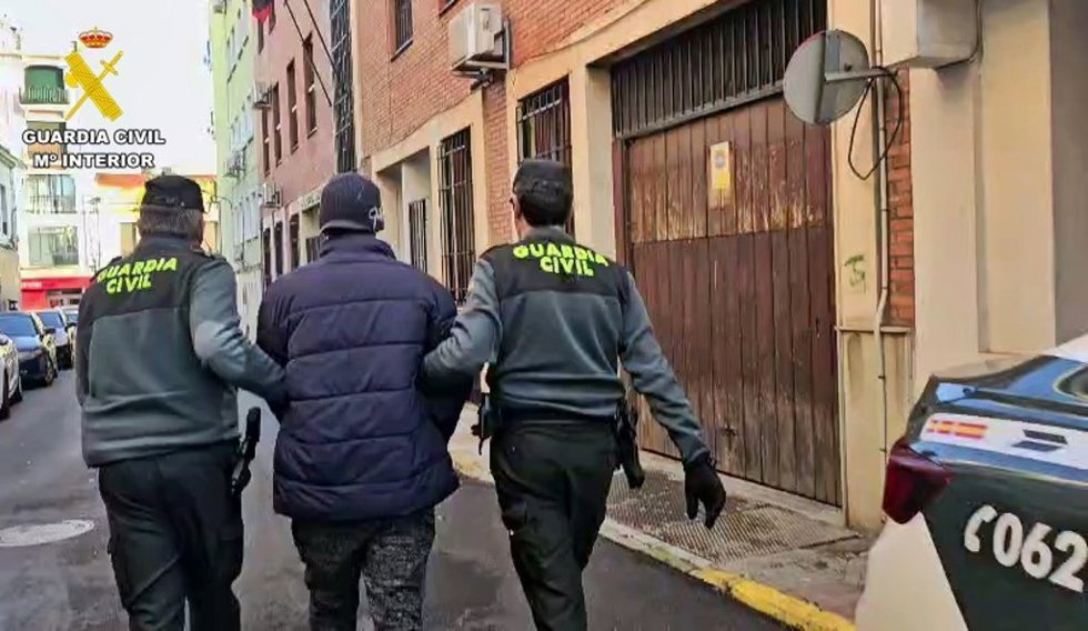 Agentes de la Guardia Civil con una persona detenida