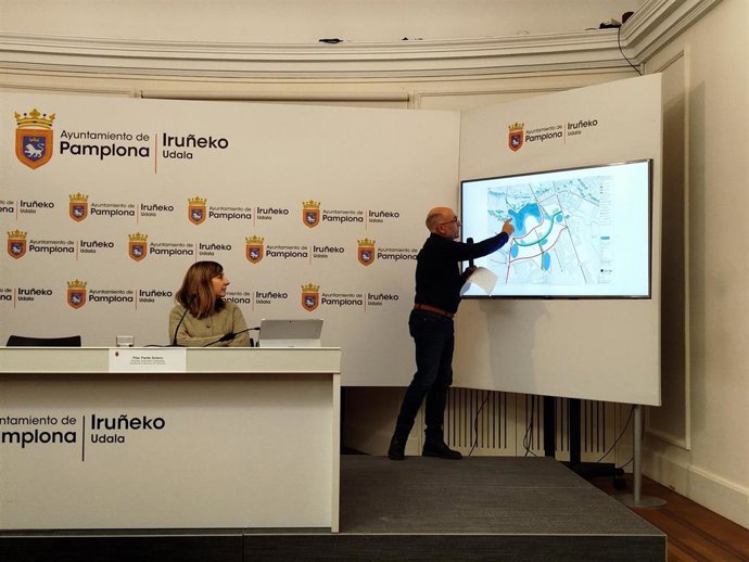 El concejal delegado de Gobierno Estratégico, Urbanismo, Vivienda y Agenda 2030 del Ayuntamiento de Pamplona, Joxe Abaurrea, y la gerente de la Gerencia de Urbanismo, Pilar Pardo
