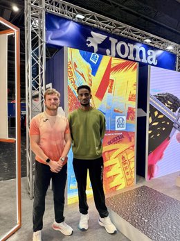 Los atletas de élite de Joma Josh Faulds y Weynay Ghebresilasie estuvieron en el stand de la marca deportiva española en la feria de running de Birmingham (Reino Unido).