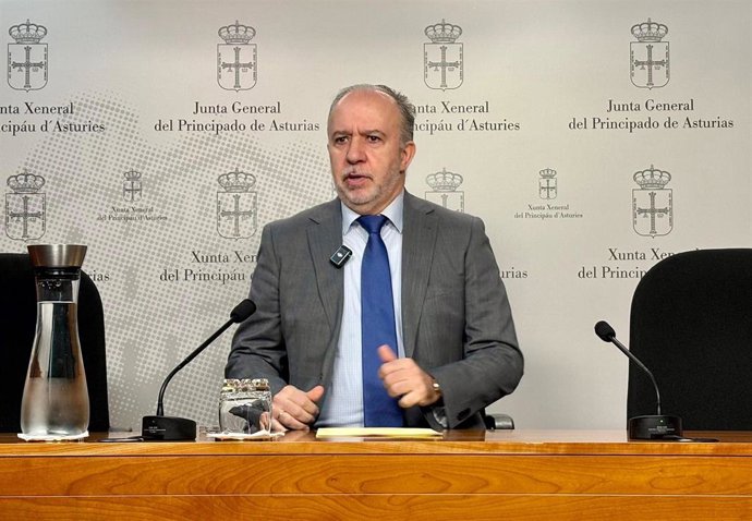 El diputado de Vox en la Junta General Gonzalo Centeno durante su valoración de la comisión de investigación del accidente de la mina de Cerredo.