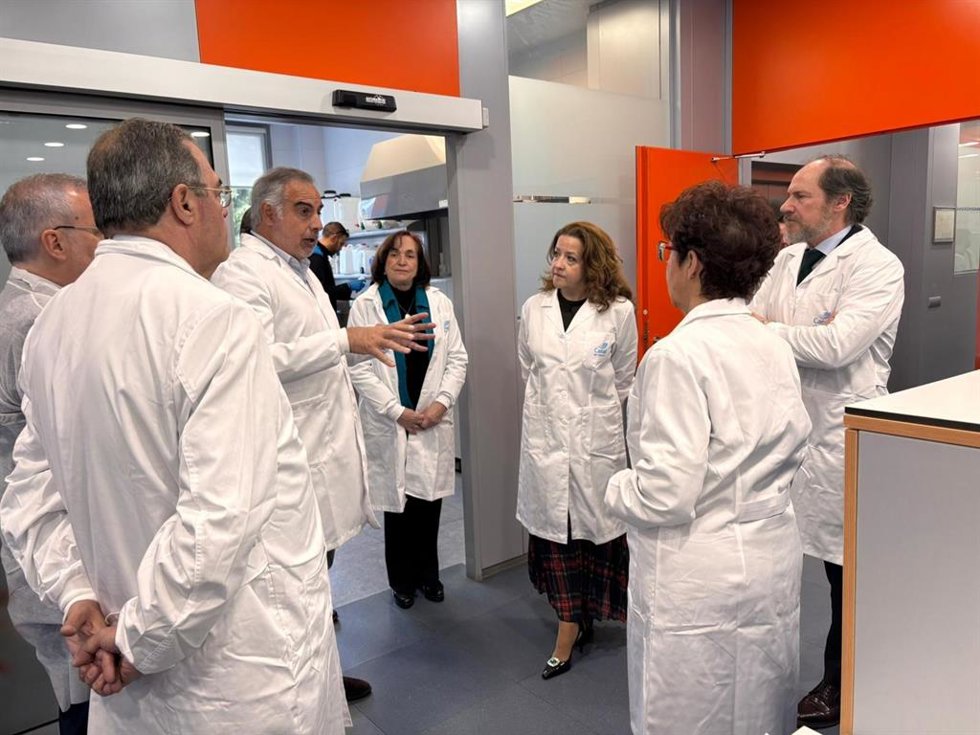 La consejera de Sanidad de la Comunidad de Madrid, Fátima Matute, en el Laboratorio de Aguas Depuradas del Canal de Isabel II en Majadahonda, durante la presentación del plan de análisis de aguas residuales para la detección de drogas.