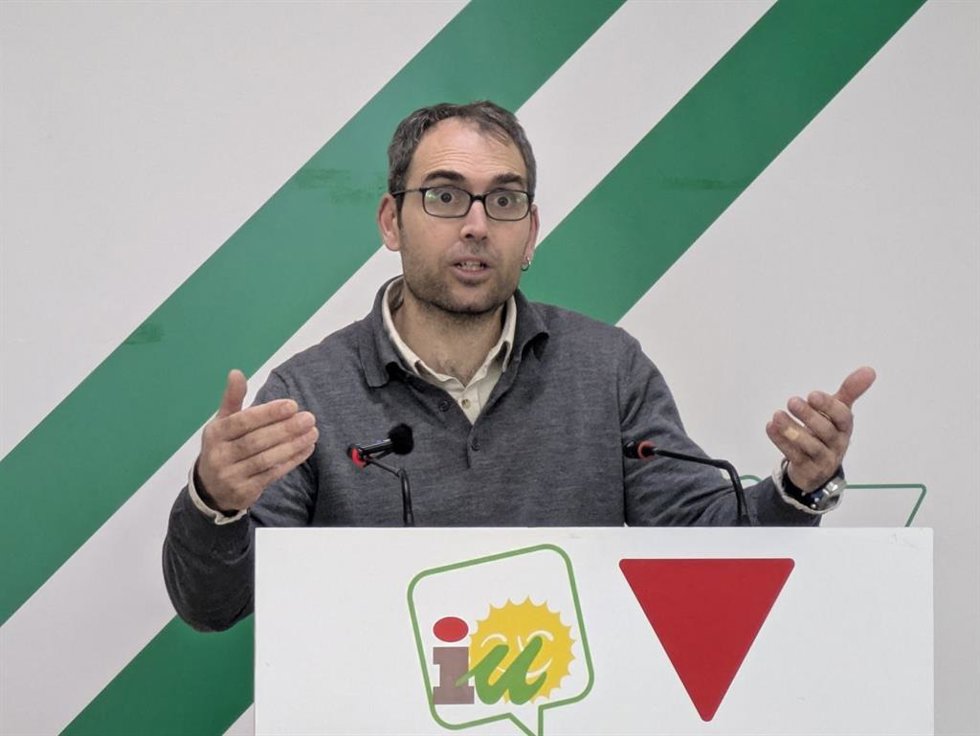 El coordinador general de IU Andalucía y diputado en el Congreso, Toni Valero, en rueda de prensa