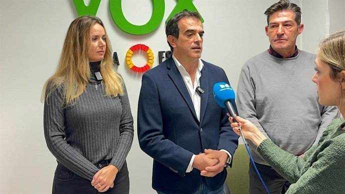 El diputado andaluz de Vox, Antonio Sevilla, atiende a los medios junto a los concejales del grupo municipal en el Ayuntamiento de Málaga, Yolanda Gómez y Antonio Alcázar.