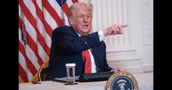 Trump amenaza con demandar al presentador de la gala de los Grammy por vincularlo a Epstein