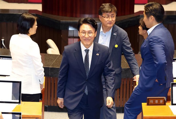 Archivo - SEOUL, July 3, 2025  -- Kim Min-seok (front) attends a meeting of South Korea's parliament in Seoul, South Korea, July 3, 2025. South Korea's parliament approved the appointment of prime minister nominee Kim Min-seok on Thursday.